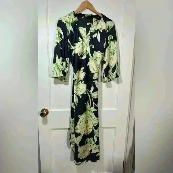 NWOT ZARA Women’s V neck cut Dress Attached belt Loose sleeves - Picture 3 of 6